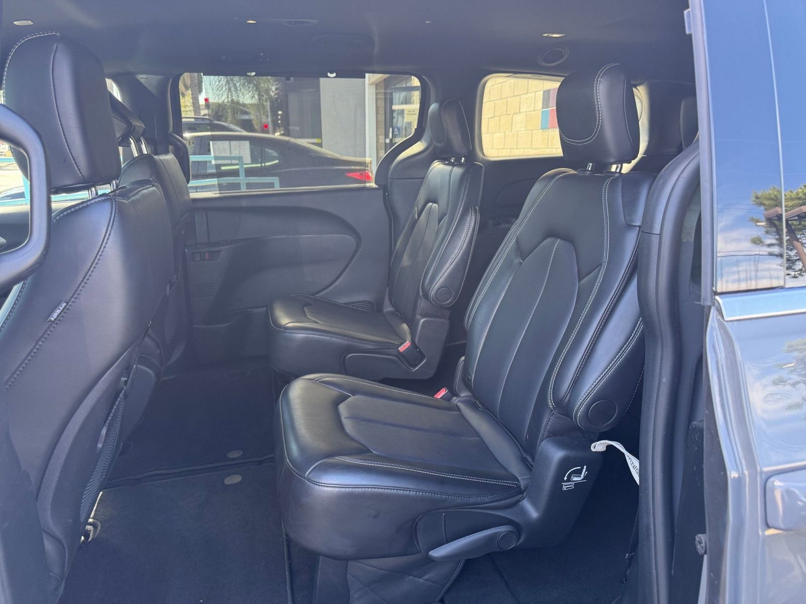 Used 2025 Chrysler Pacifica Select image 27