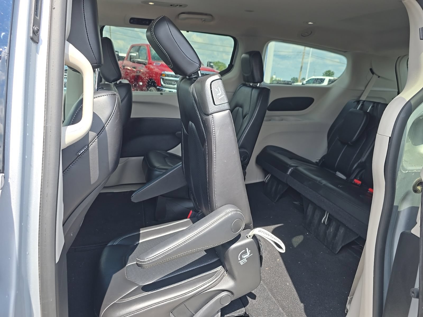 Used 2023 Chrysler Pacifica Touring-L FWD image 35