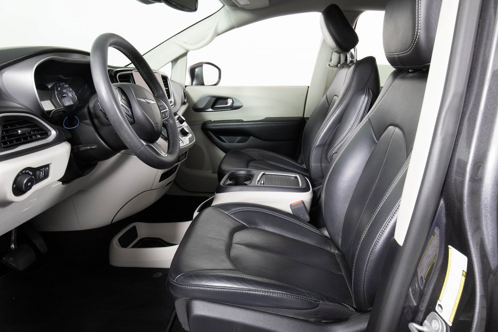 Used 2022 Chrysler Pacifica Touring-L image 11