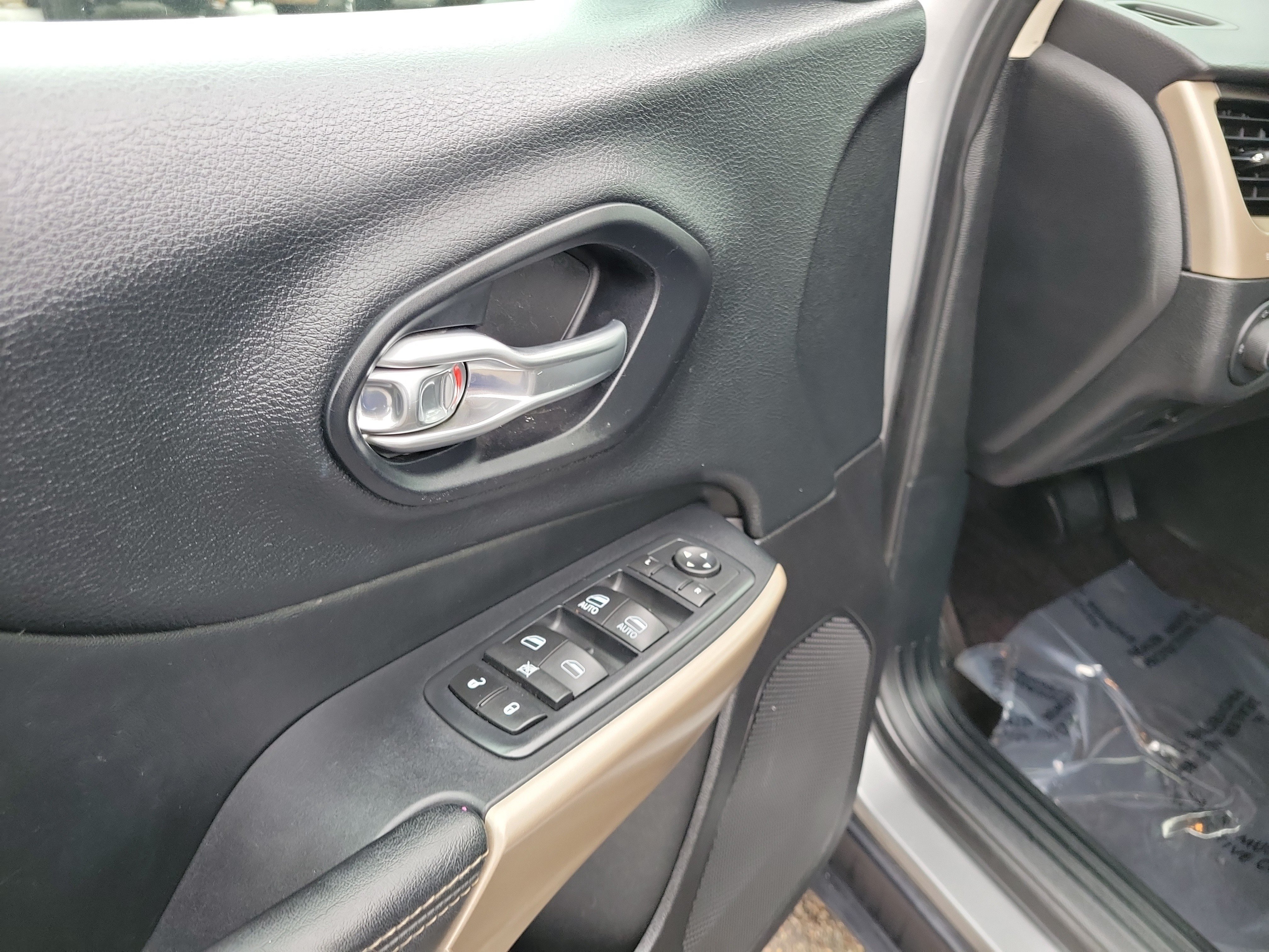 Used 2017 Jeep Cherokee Limited AWD/4WD image 18