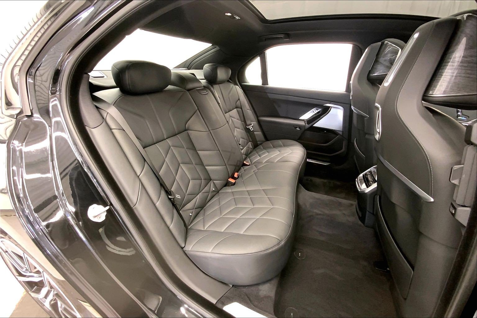 Used 2025 BMW 760i xDrive w/ Premium Package AWD/4WD image 21