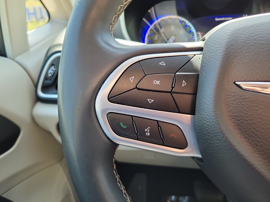 Used 2023 Chrysler Pacifica Touring-L FWD image 22