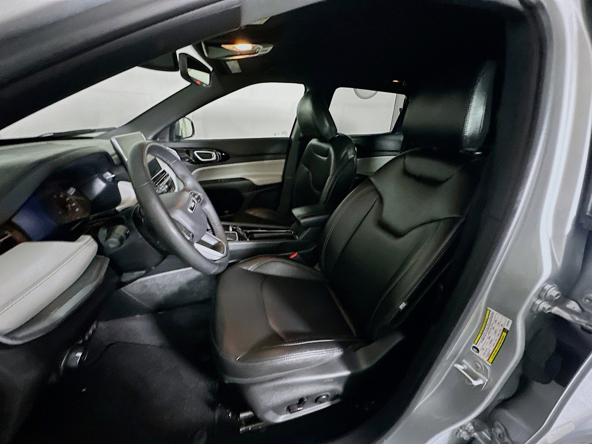 Used 2025 Jeep Compass Limited image 13