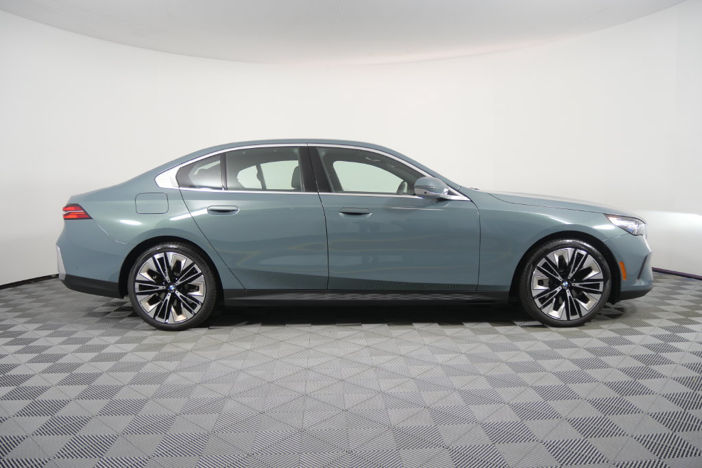 Used 2027 BMW 530i RWD image 3
