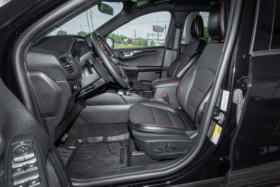 Used 2025 Ford Escape ST-Line w/ Tech Pack #1 FWD image 10
