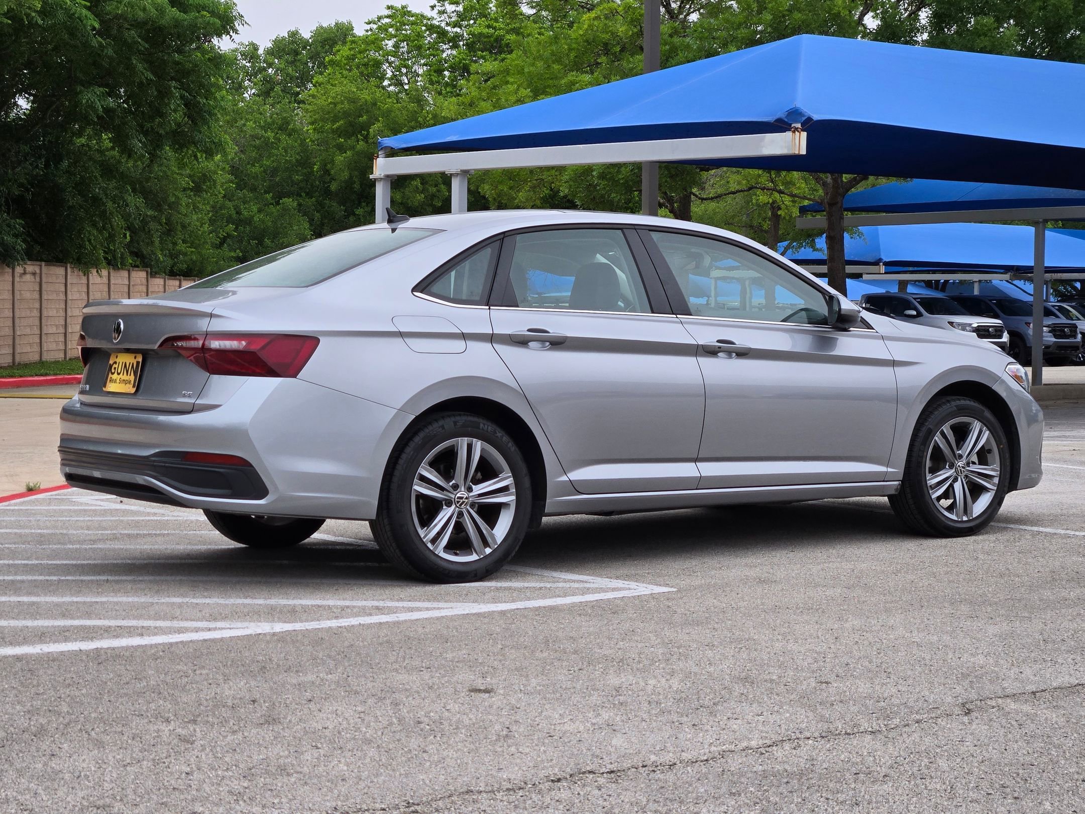 Used 2024 Volkswagen Jetta SE FWD image 3