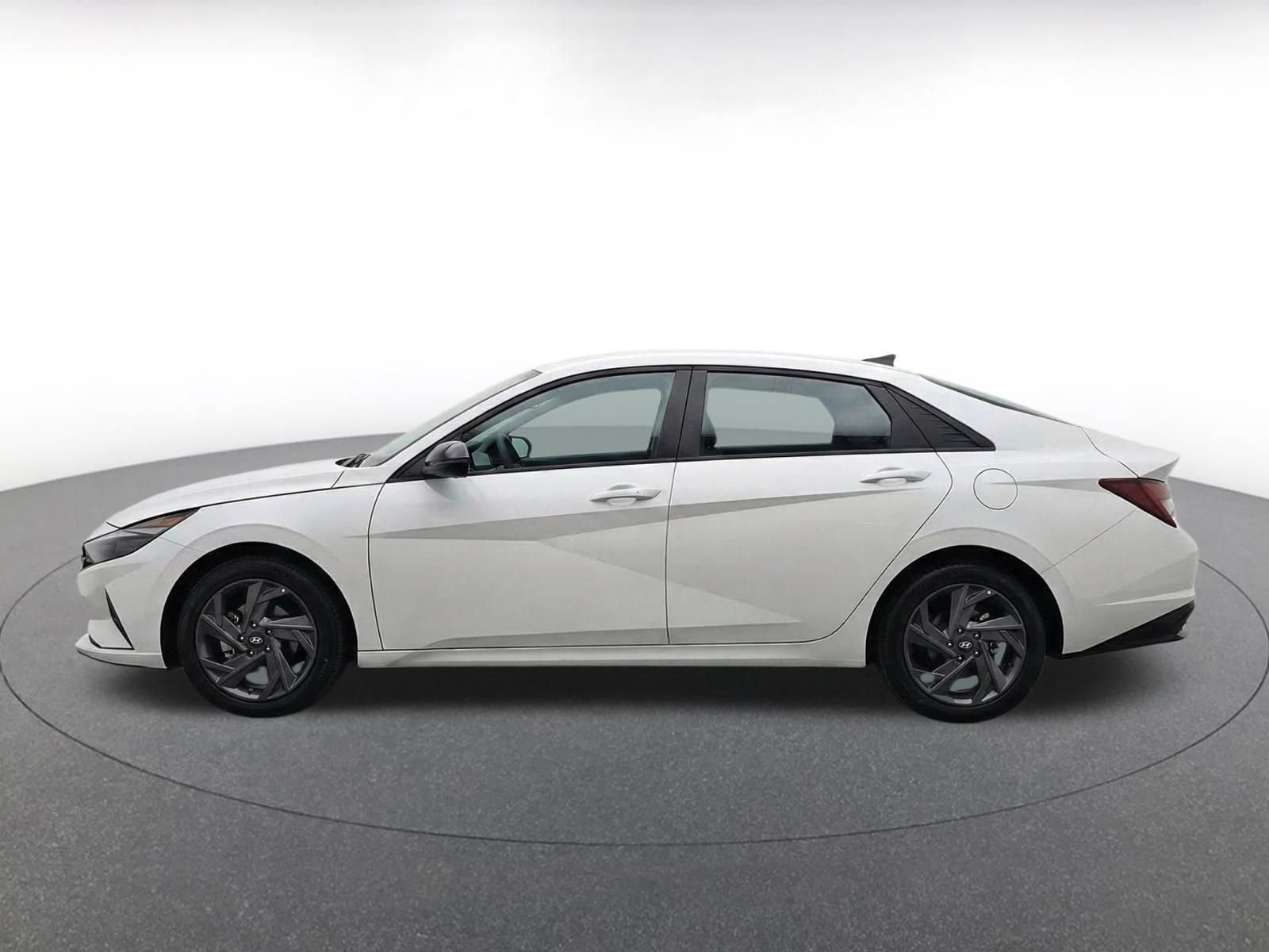Used 2026 Hyundai Elantra Sport FWD image 4