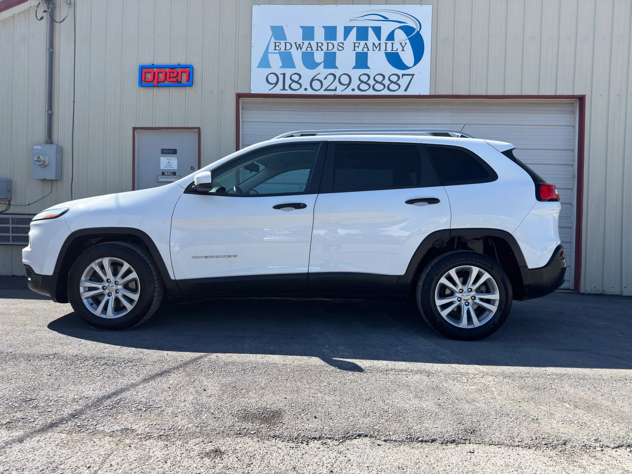 Used 2015 Jeep Cherokee Sport FWD image 14