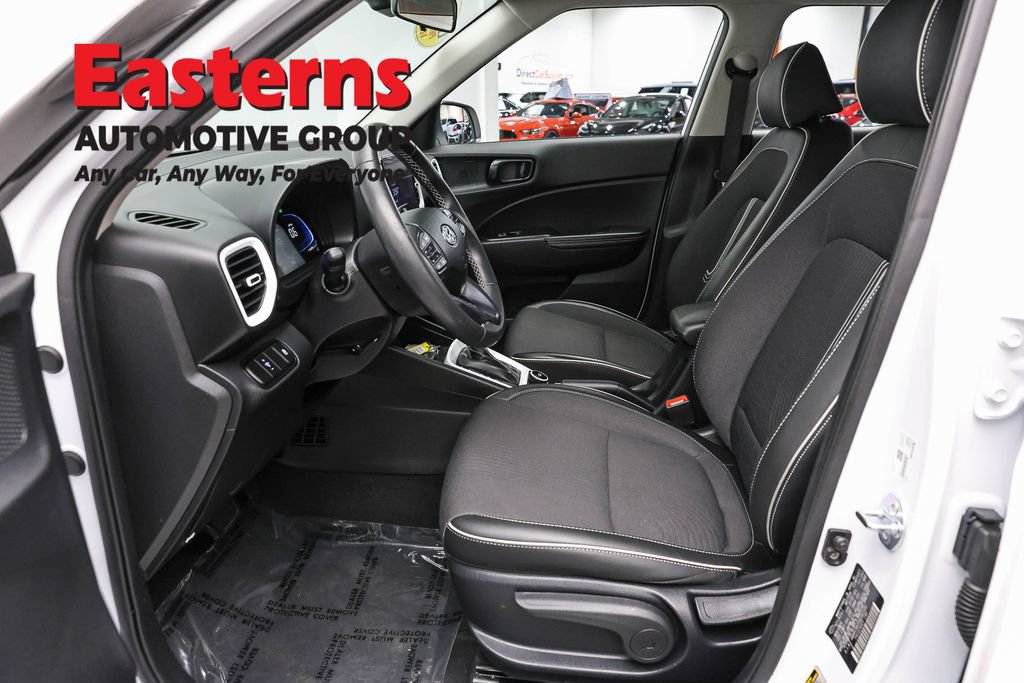 Used 2025 Hyundai Venue Limited FWD image 13
