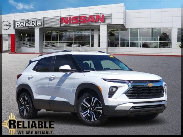 Used 2024 Chevrolet TrailBlazer LT w/ LT Cold Weather Package FWD image 1