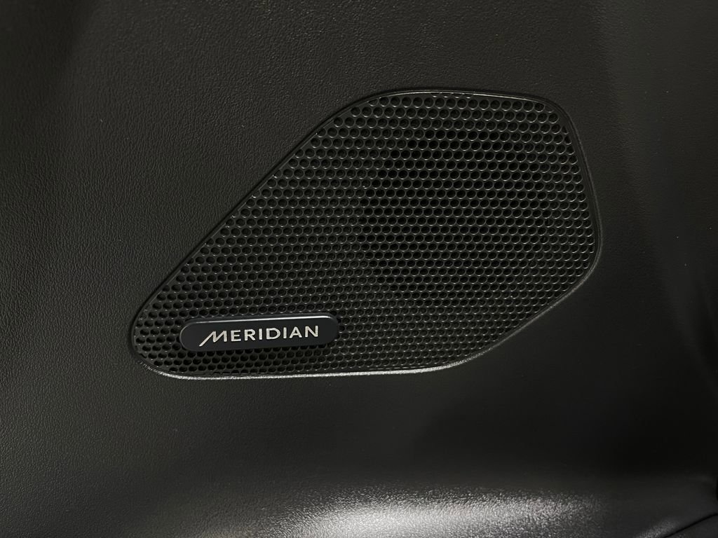 Used 2020 Jaguar F-PACE Premium image 18