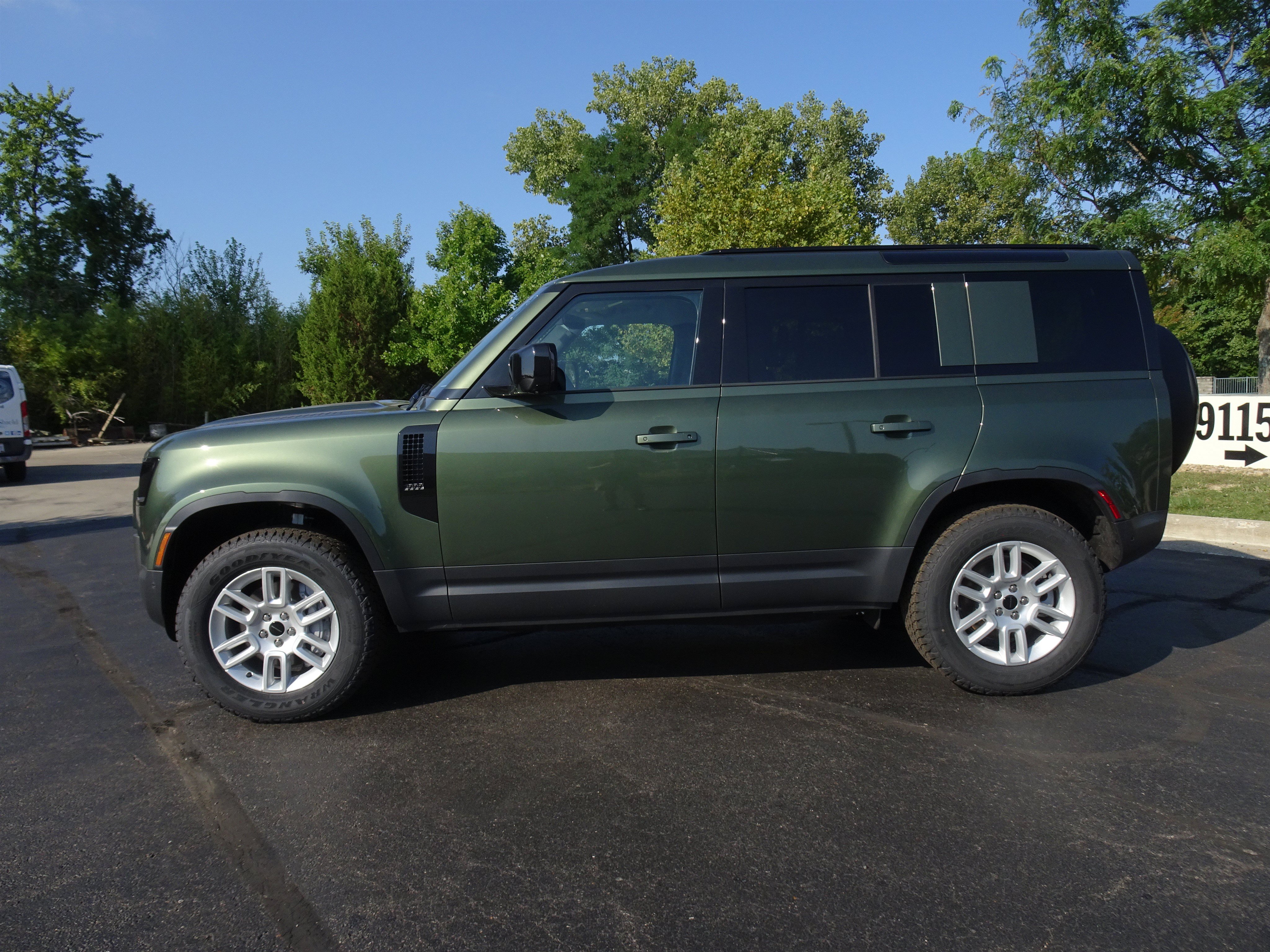 New 2026 Land Rover Defender 110 S AWD/4WD image 9