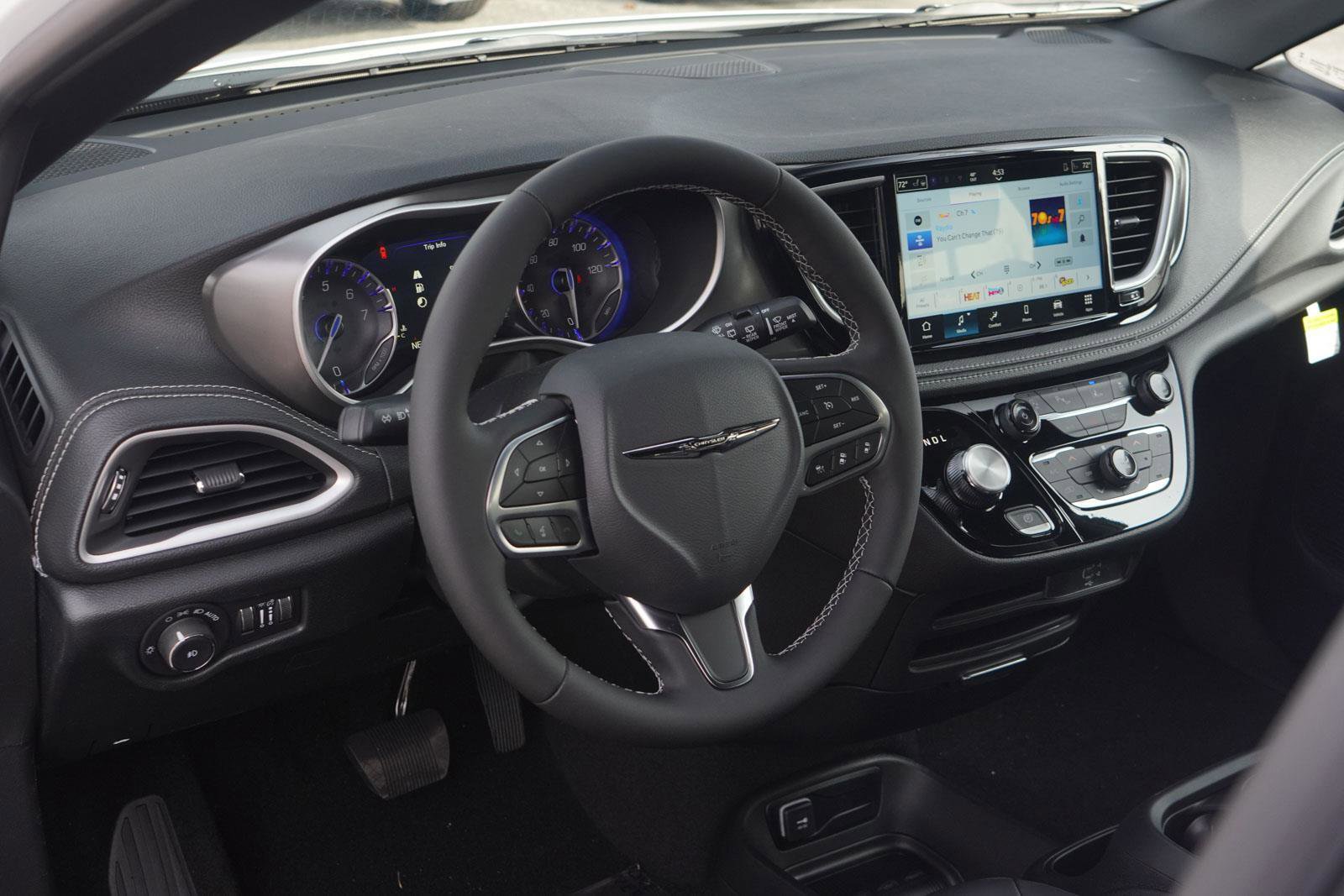 New 2026 Chrysler Pacifica Select image 18