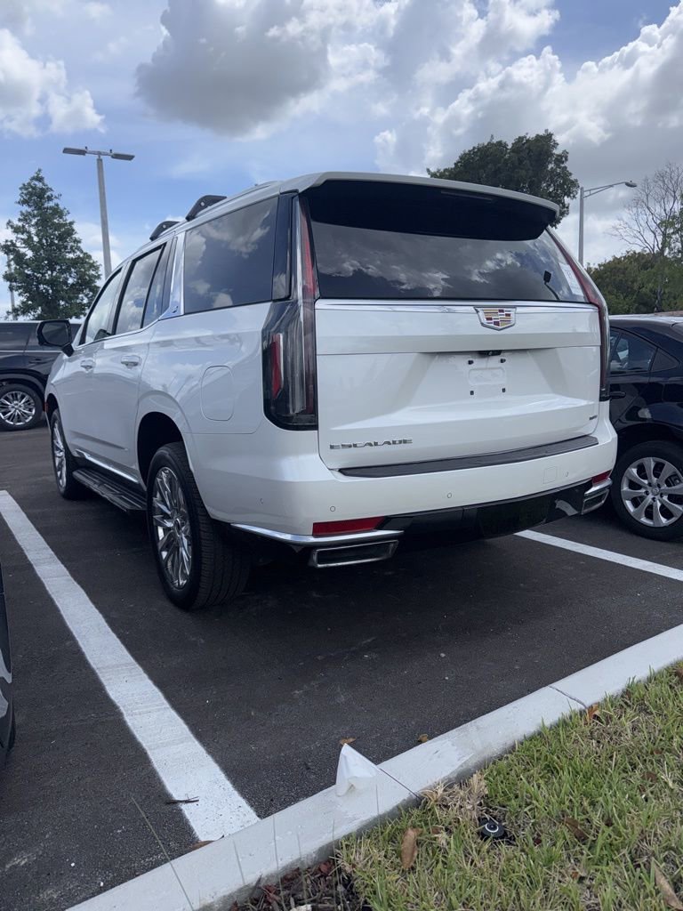 Used 2023 Cadillac Escalade Premium Luxury image 3