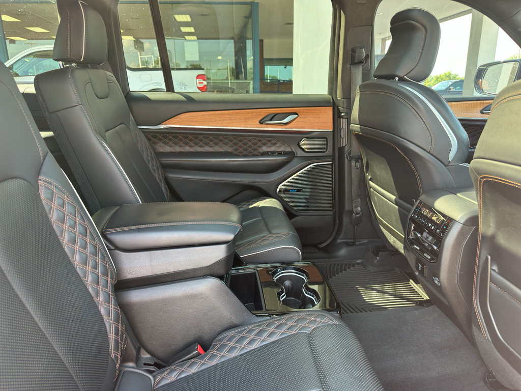 Used 2023 Jeep Grand Cherokee L Summit AWD/4WD image 3
