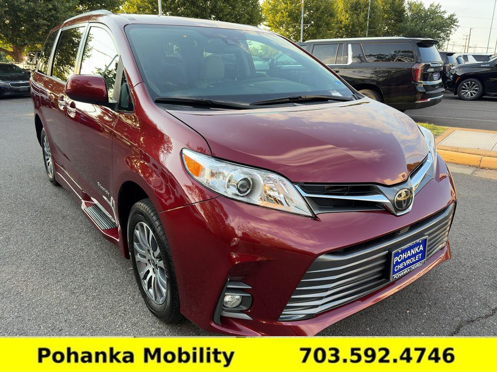 Used 2020 Toyota Sienna XLE w/ XLE Navigation Package FWD image 1