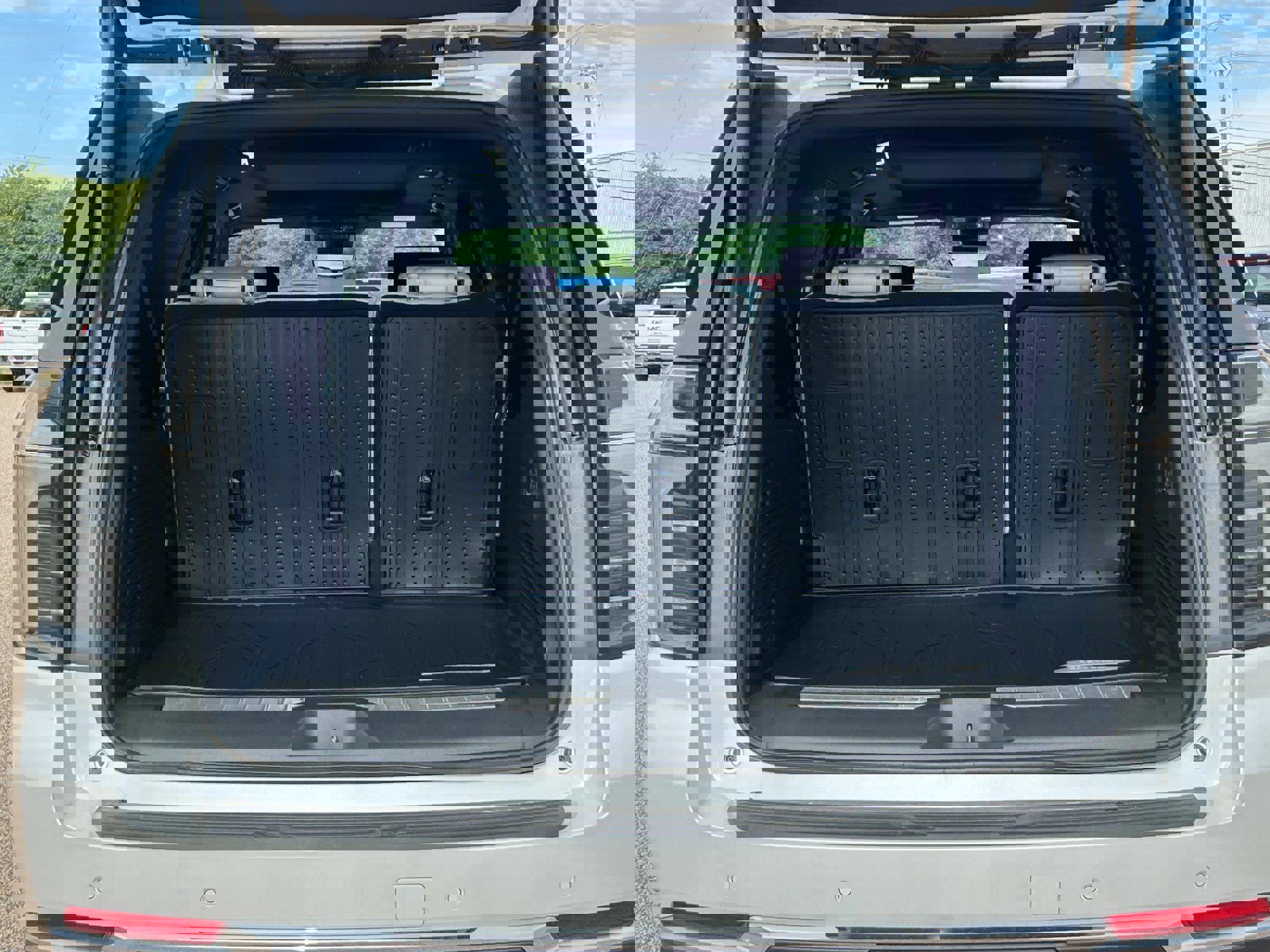 New 2025 Chevrolet Suburban Premier image 12