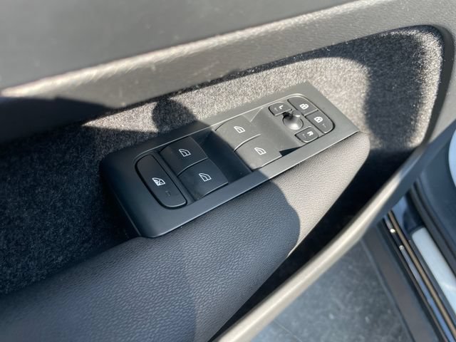 Used 2023 Volvo XC40 B5 Plus w/ Protection Package Premier AWD/4WD image 12