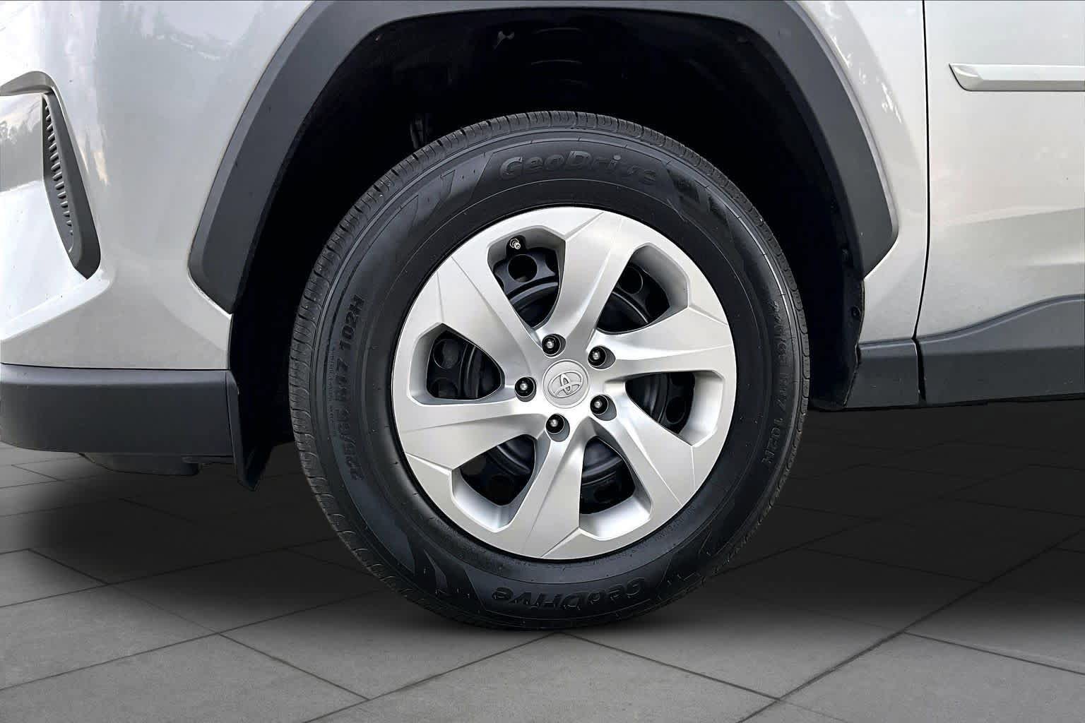 Used 2023 Toyota RAV4 LE AWD/4WD image 11