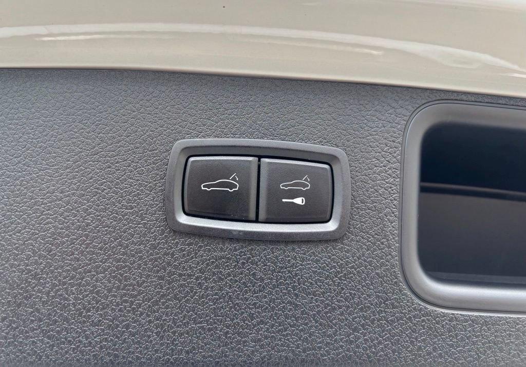Certified 2023 Porsche Macan AWD/4WD image 12