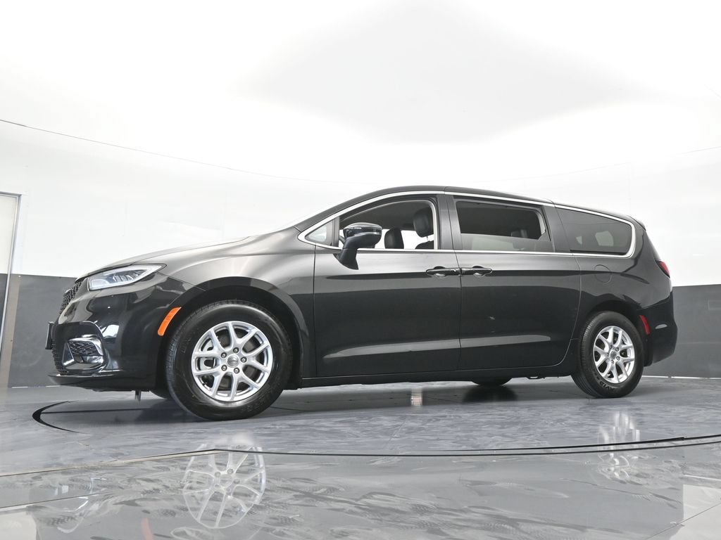 Used 2023 Chrysler Pacifica Touring-L FWD image 54