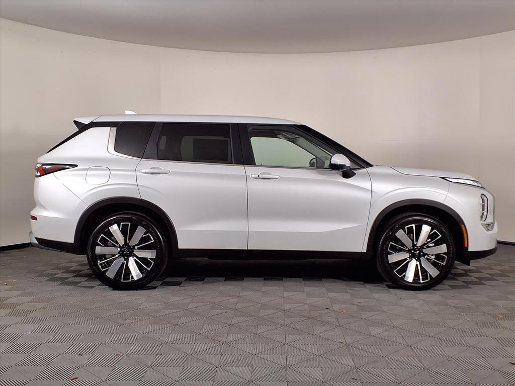 New 2025 Mitsubishi Outlander SE image 28