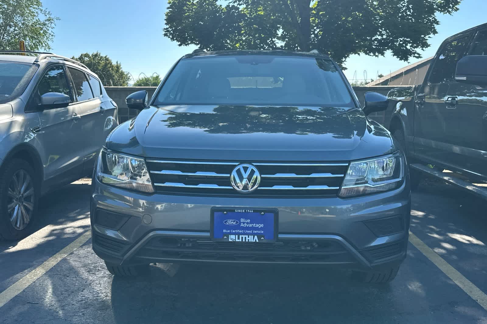 Used 2020 Volkswagen Tiguan SE w/ Panoramic Sunroof Package FWD image 2