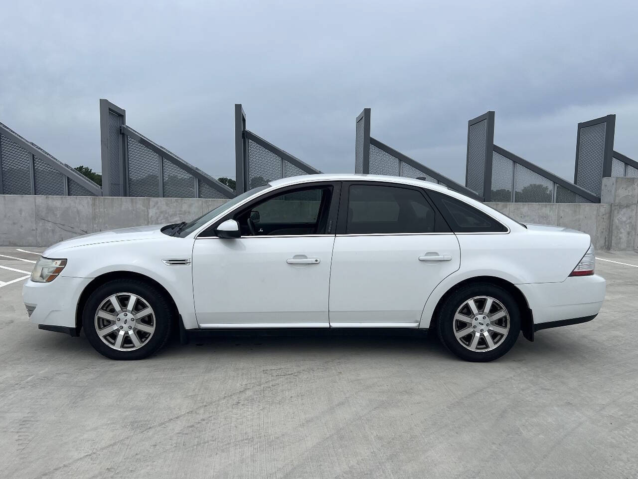 Used 2008 Ford Taurus SEL FWD image 6