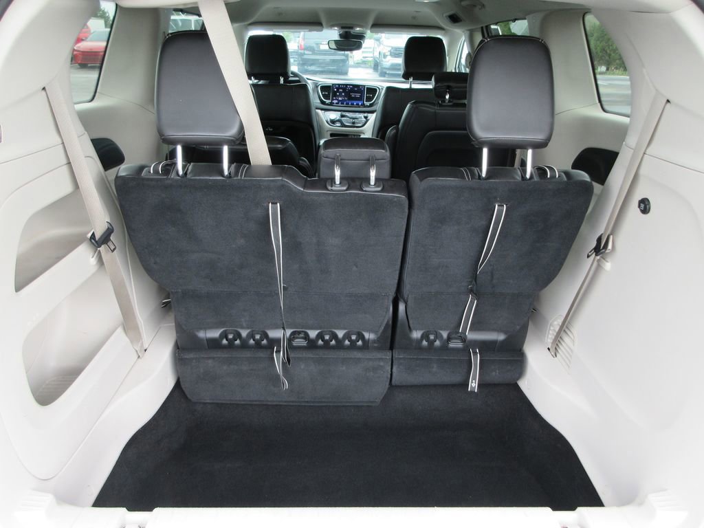 Used 2023 Chrysler Pacifica Touring-L image 10