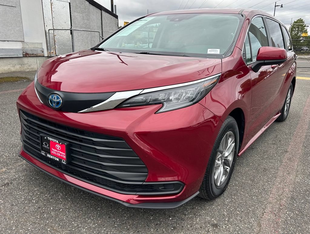 Certified 2024 Toyota Sienna LE AWD/4WD image 1