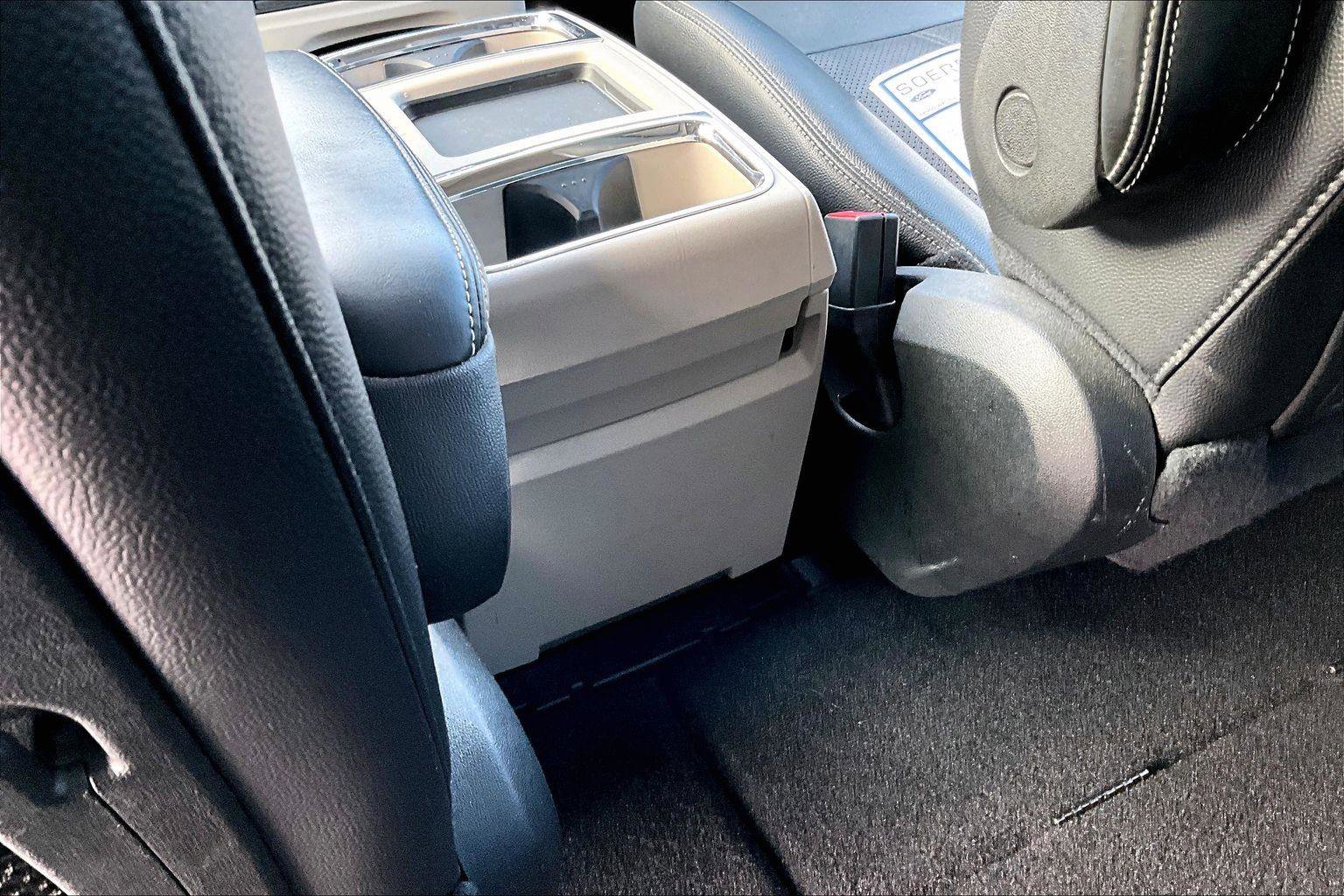 Used 2015 Chrysler Town & Country Touring-L w/ Driver Convenience Group image 16