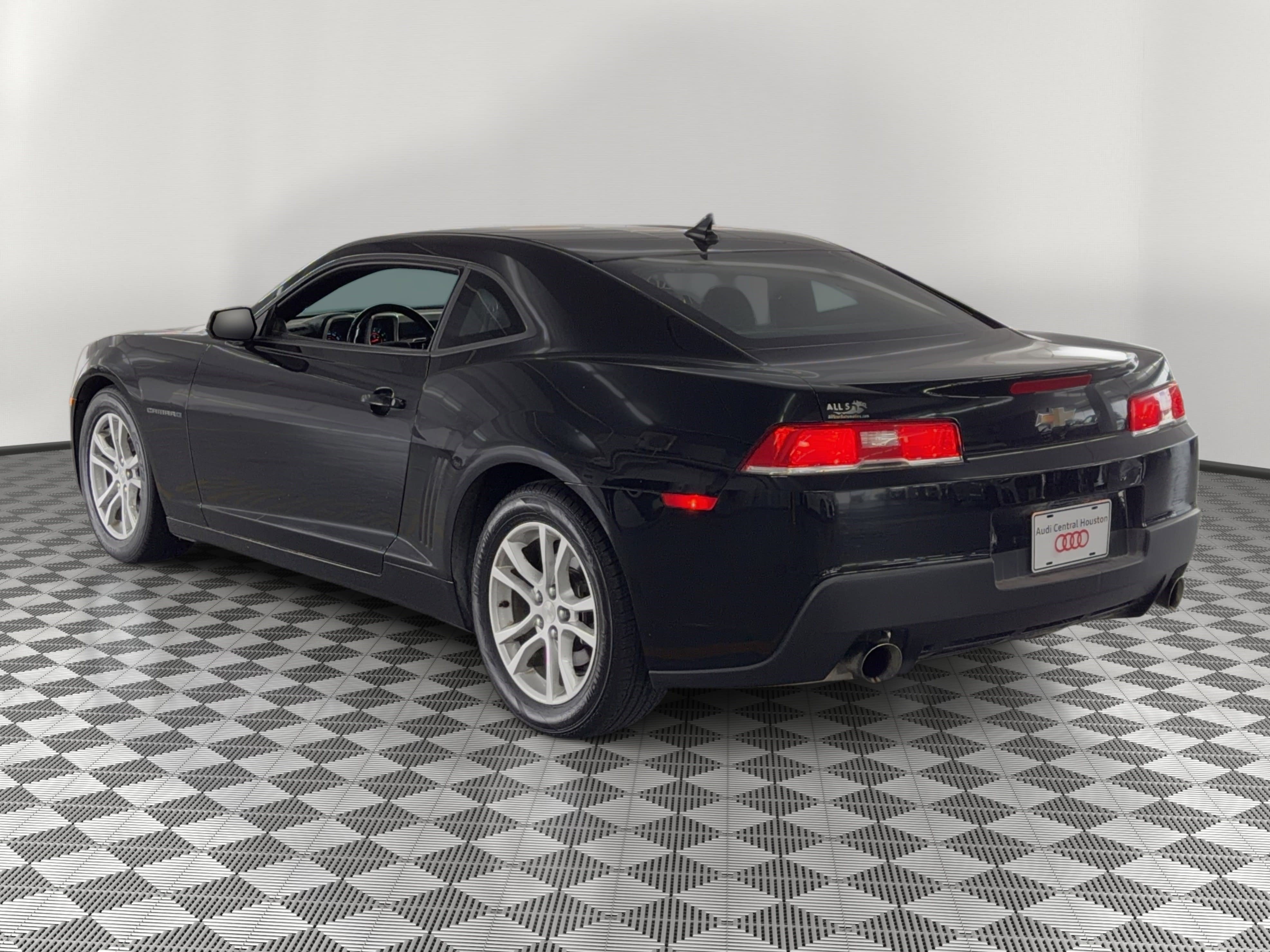 Used 2015 Chevrolet Camaro LT RWD image 3