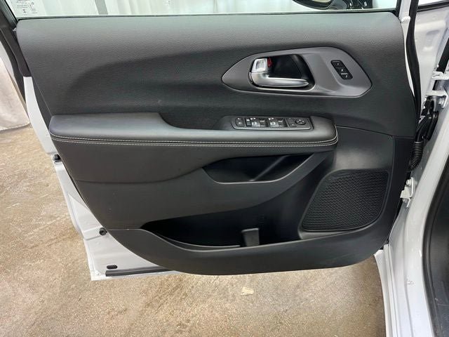 New 2026 Chrysler Pacifica Select AWD/4WD image 13