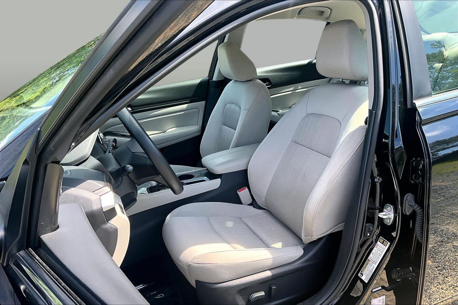 Used 2025 Nissan Altima 2.5 SV FWD image 8