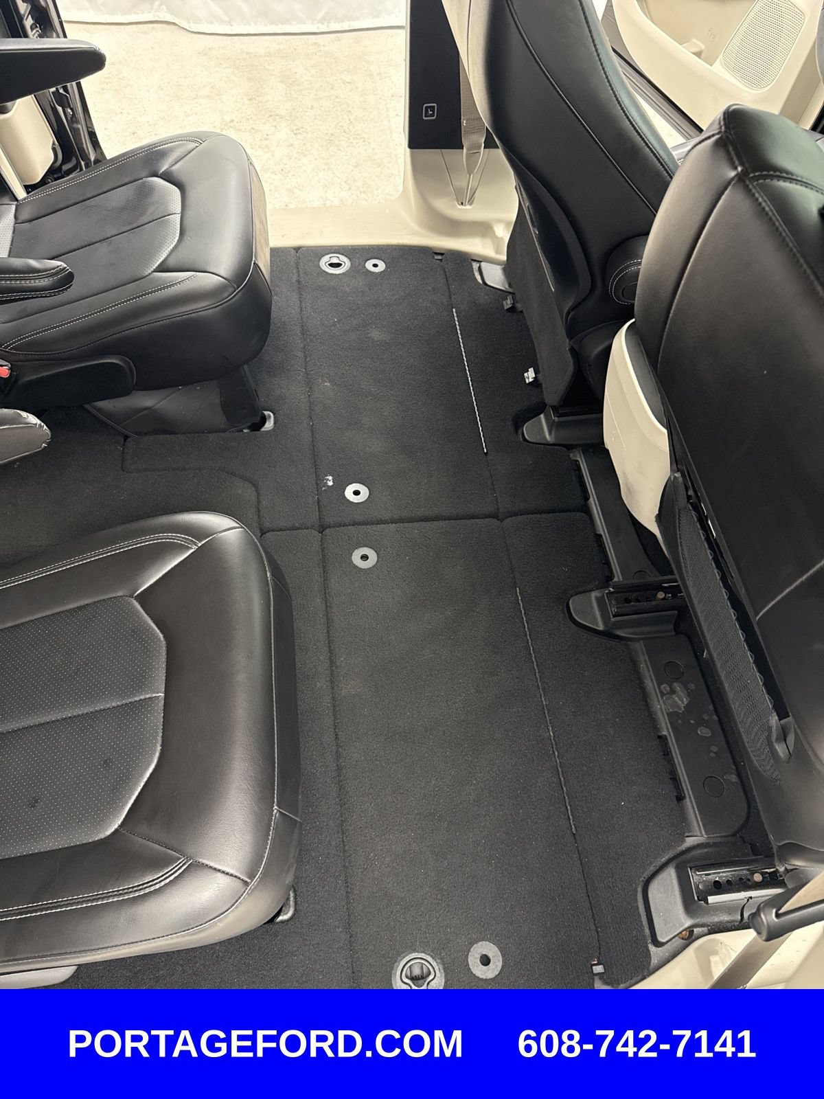 Used 2023 Chrysler Pacifica Touring-L FWD image 28