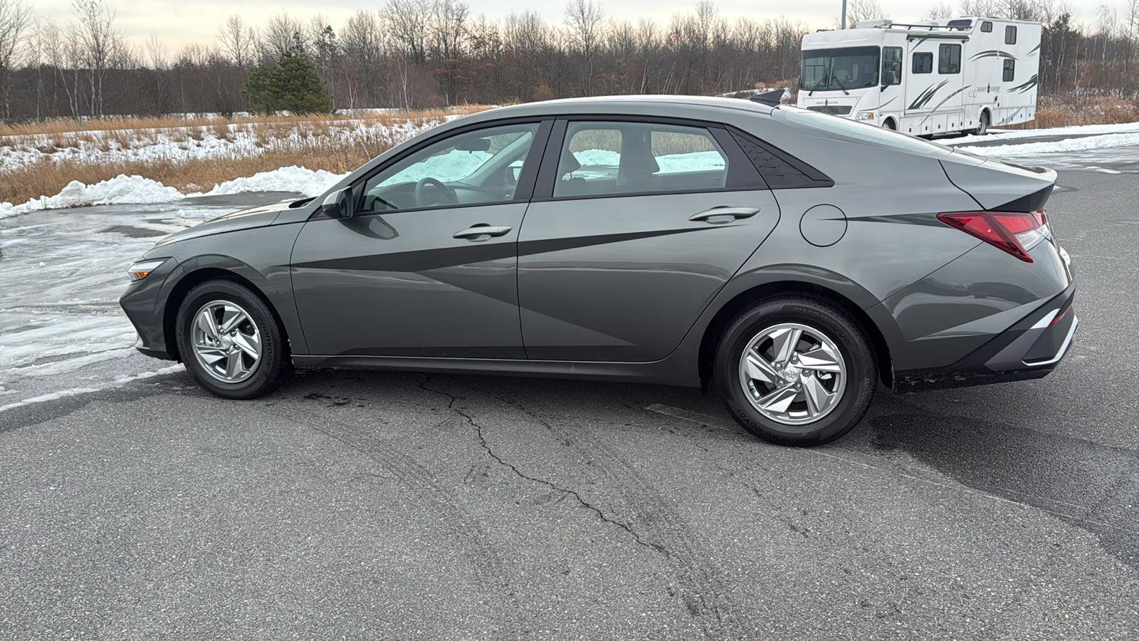 Used 2025 Hyundai Elantra SE image 12