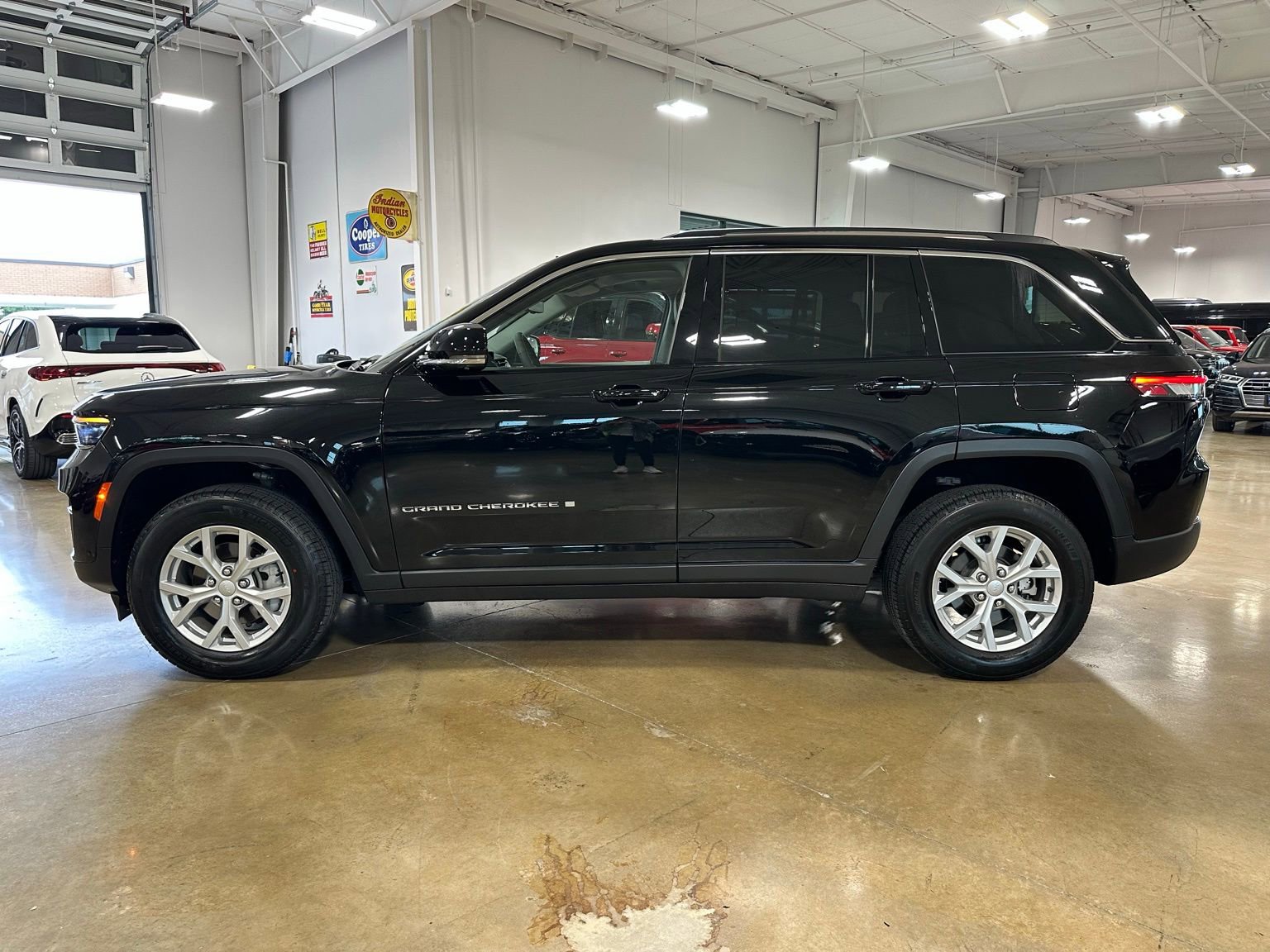 Used 2023 Jeep Grand Cherokee Limited w/ Luxury Tech Group II AWD/4WD image 5