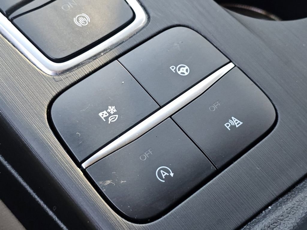 Used 2020 Ford Escape Titanium image 9