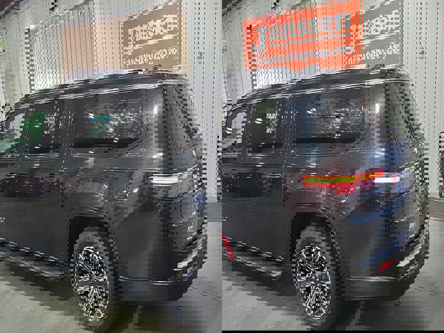 Used 2023 Jeep Wagoneer L Series II image 3