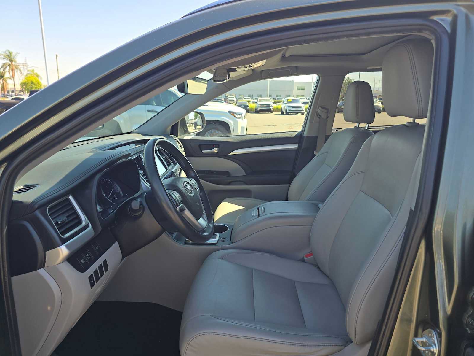 Certified 2019 Toyota Highlander XLE w/ Carpet Mat Package (TMS) AWD/4WD image 22