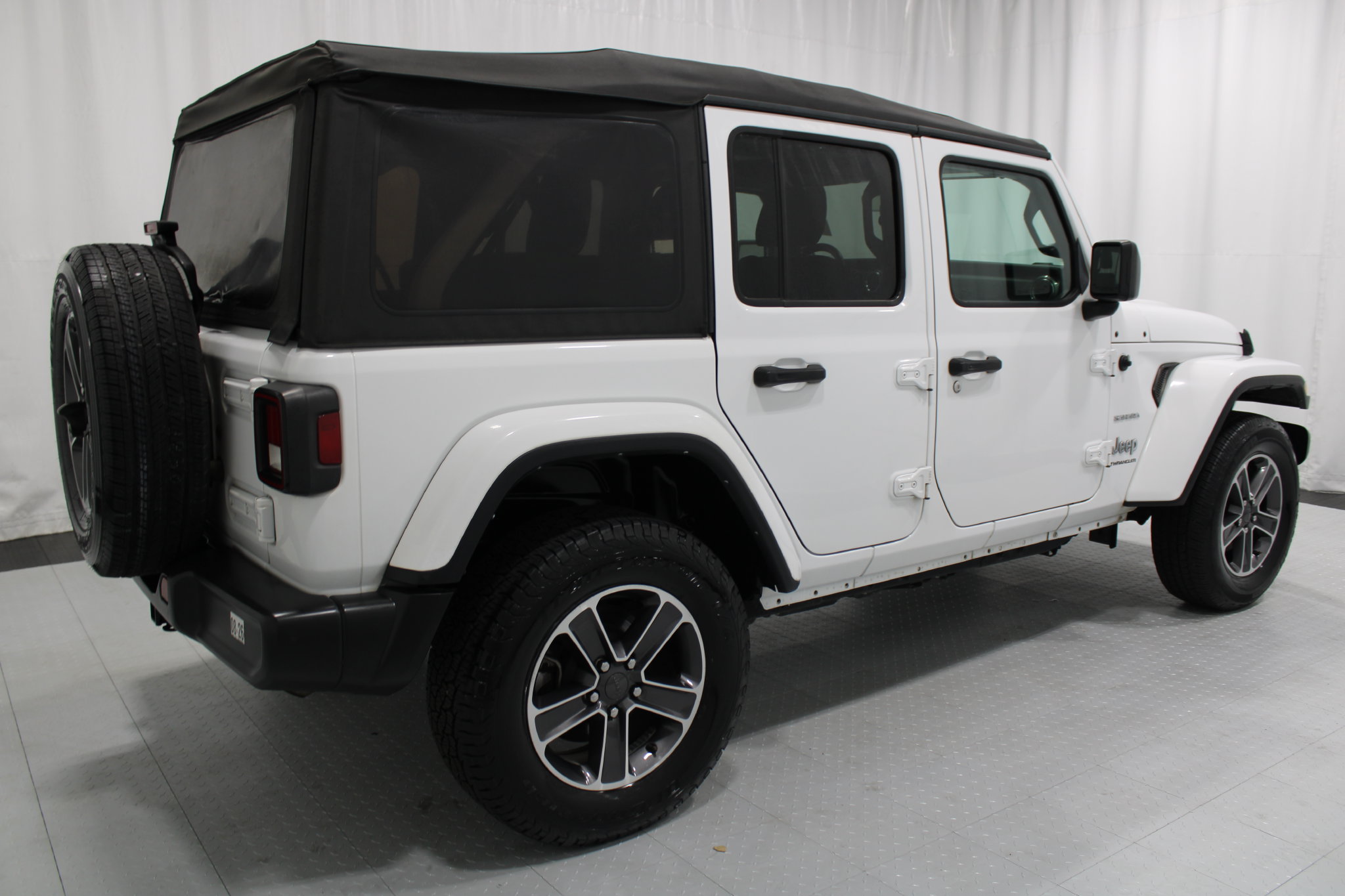 Used 2023 Jeep Wrangler Unlimited Sahara w/ Cold Weather Group AWD/4WD image 6