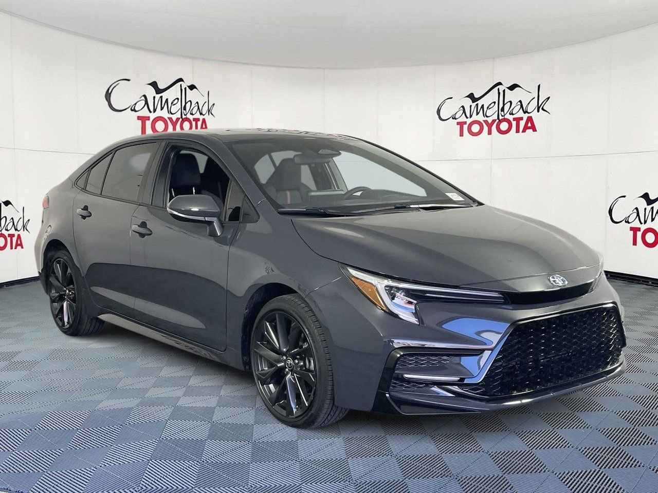 Used 2025 Toyota Corolla SE w/ Convenience Package image 3