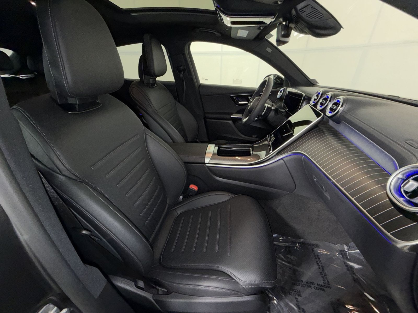 Used 2025 Mercedes-Benz GLC 300 4MATIC image 27