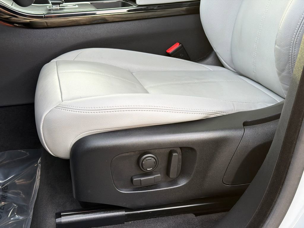 Used 2025 Land Rover Range Rover Velar Dynamic SE image 17