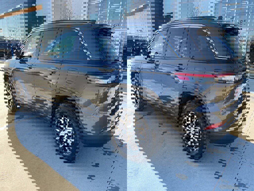 Used 2025 Jeep Grand Cherokee Limited image 17