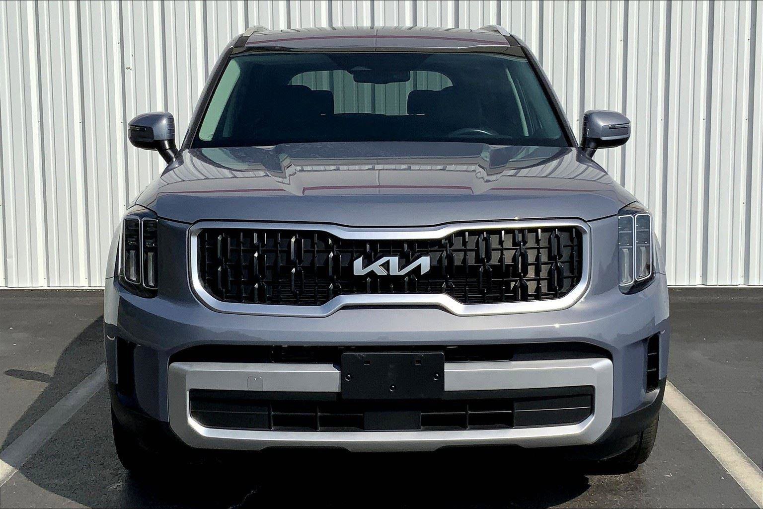 Used 2024 Kia Telluride EX w/ EX Captain's Chair Package image 3