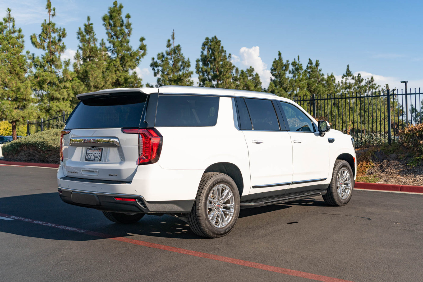 Used 2023 GMC Yukon XL SLT w/ SLT Premium Package RWD image 9