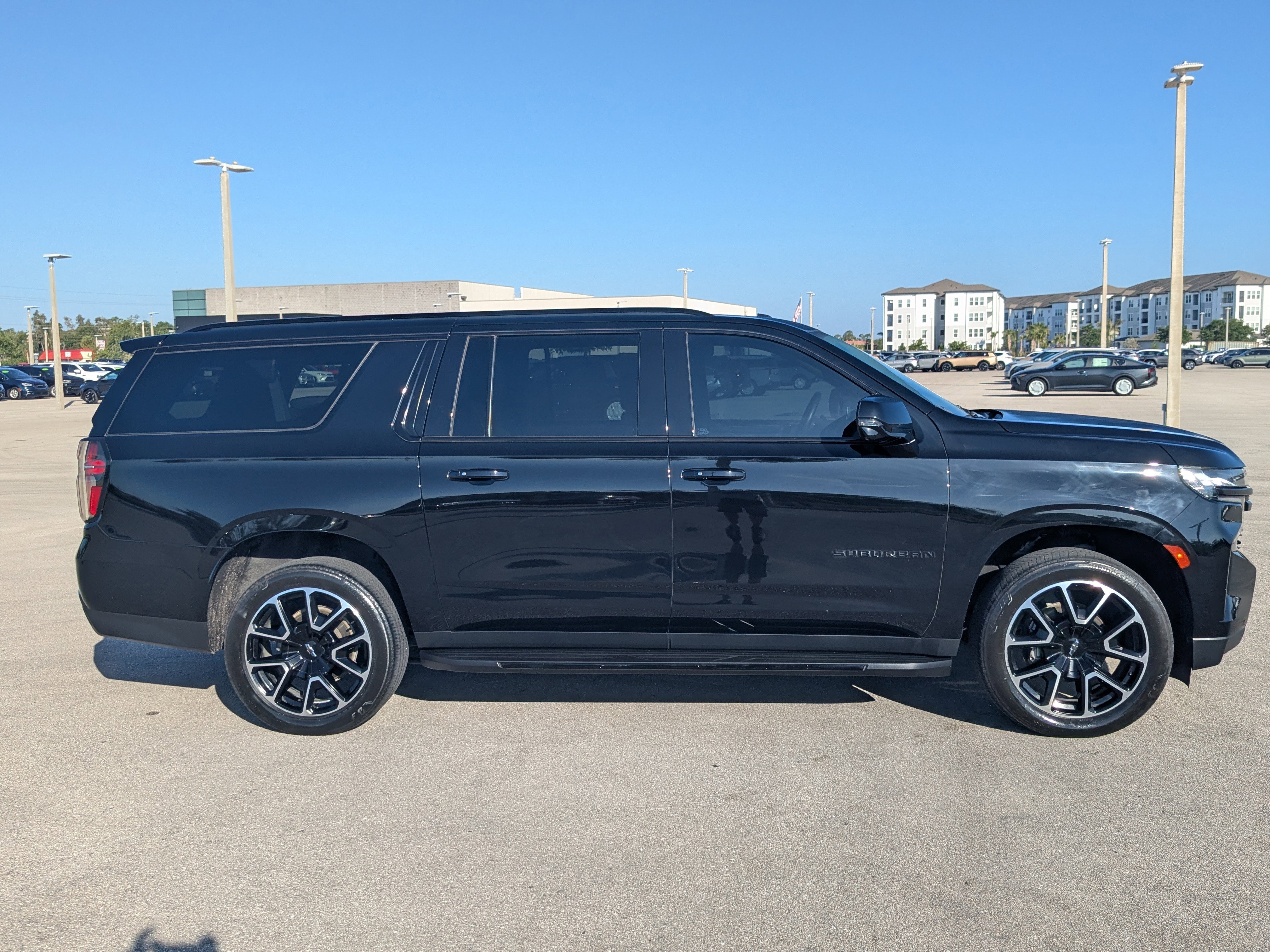 Used 2023 Chevrolet Suburban RST w/ Luxury Package AWD/4WD image 4