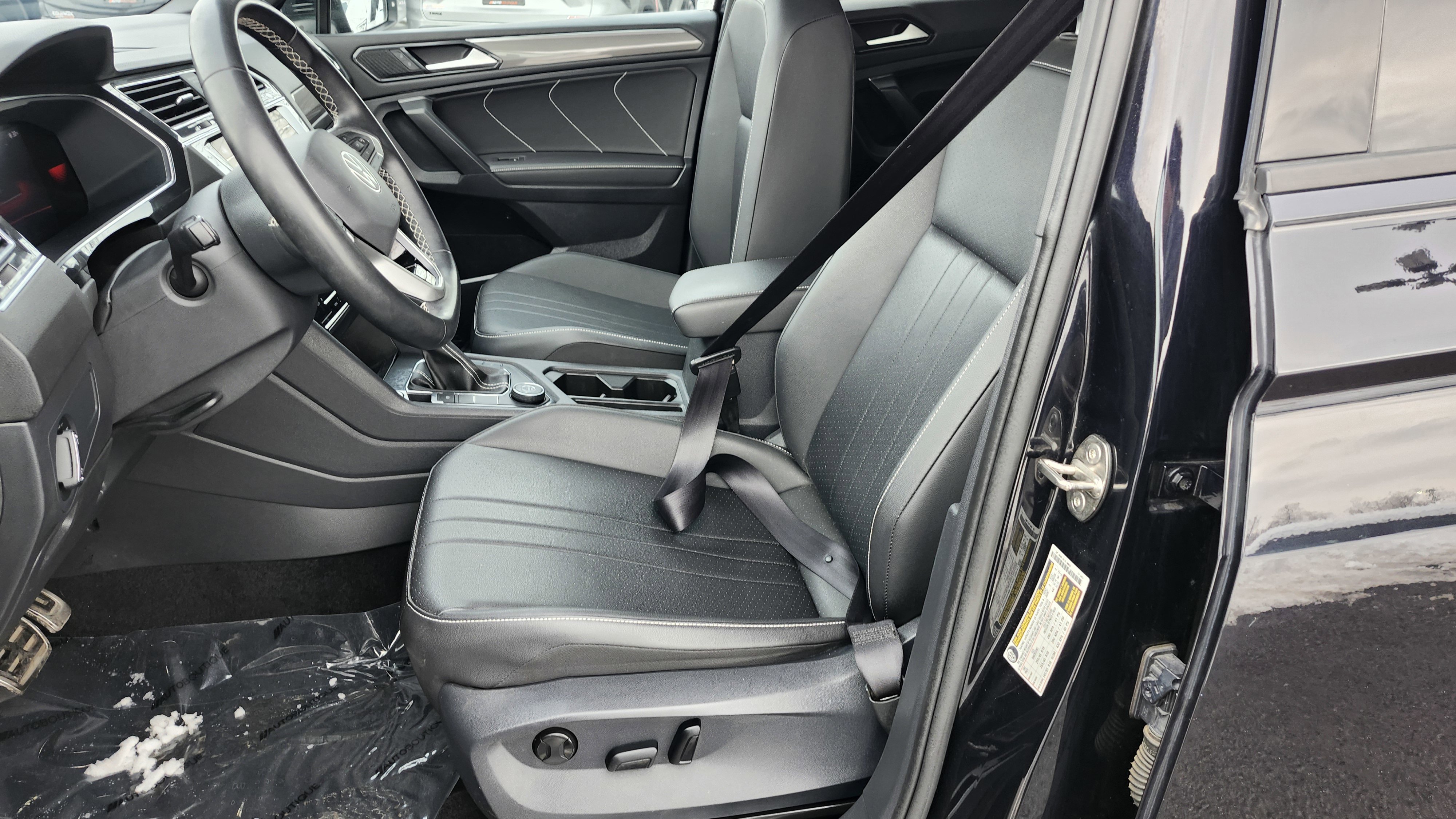 Used 2023 Volkswagen Tiguan SE R-Line image 22