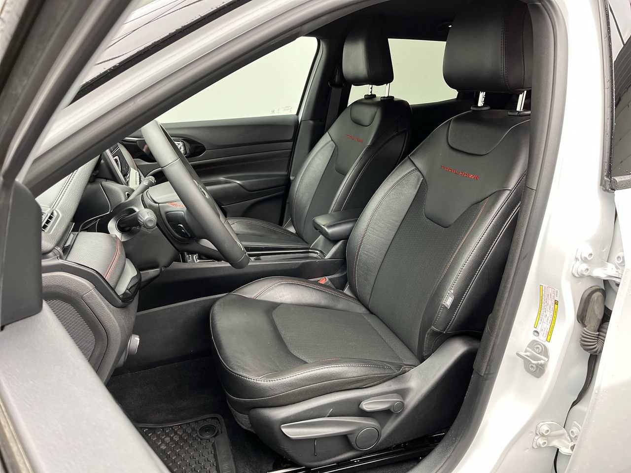 Used 2025 Jeep Compass Trailhawk AWD/4WD image 8